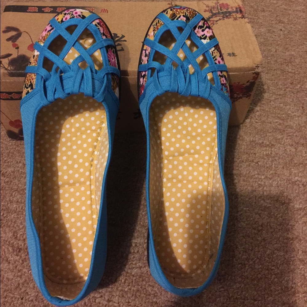 Brand new shoes, with details, very comfortable